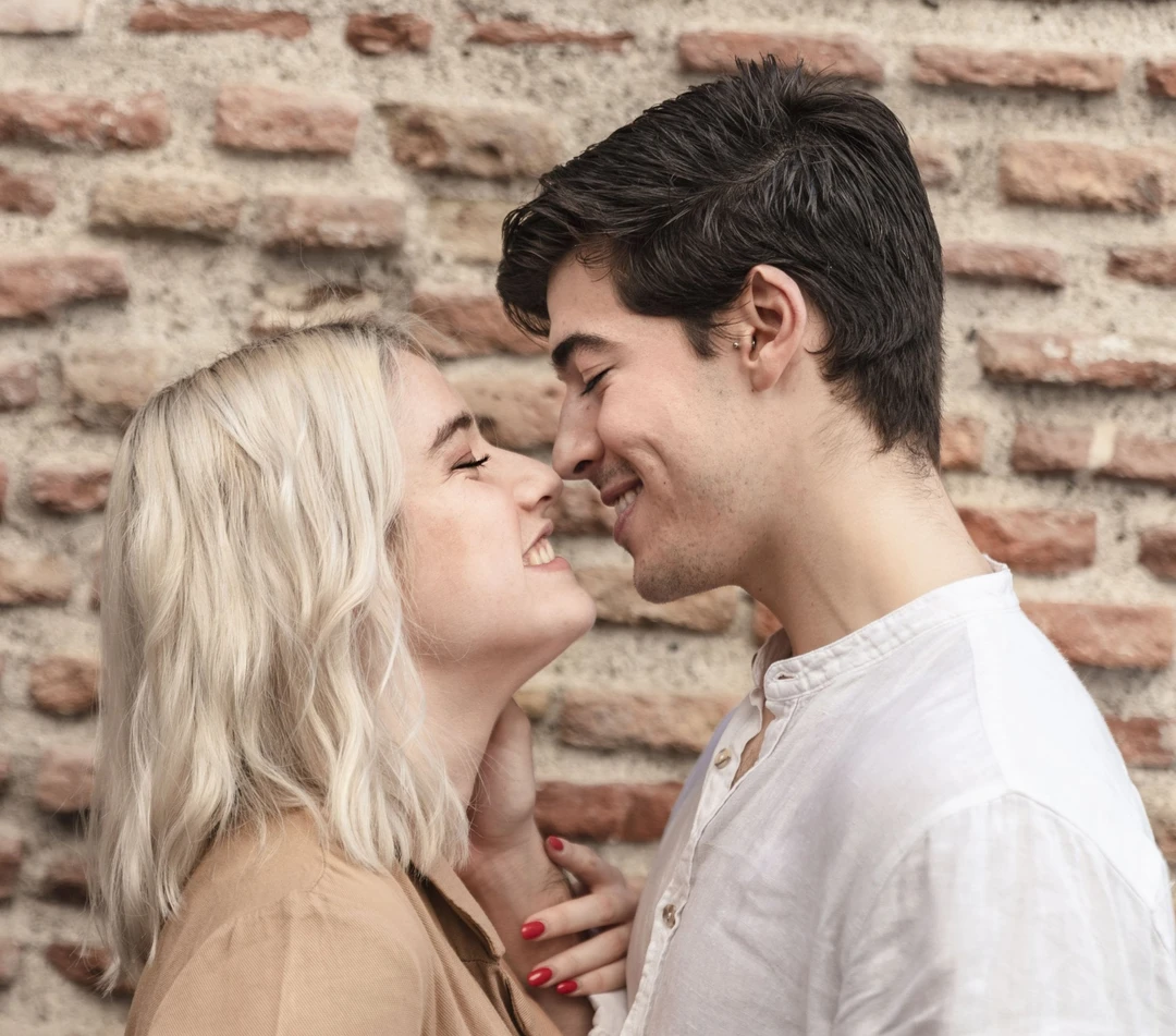 smiley-couple-going-kiss.jpg